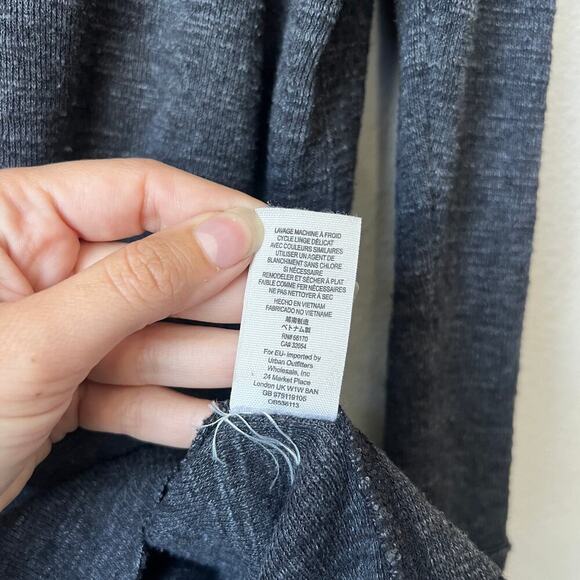 Free People We The Free Split Back Turtleneck Sweater in Charcoal Size M - Picture 7 of 7